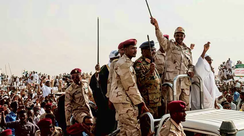 نائب رئيس مجلس السيادة السوداني «حميدتي» وسط أتباعه في 2019 (غيتي)